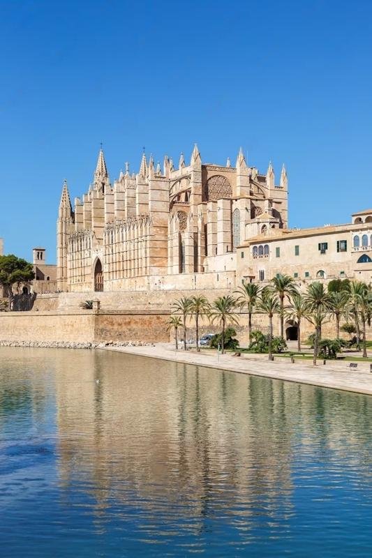 Kathedrale La Seu und die Altstadt von Palma de Mallorca — Standort der Kanzlei seit 1985